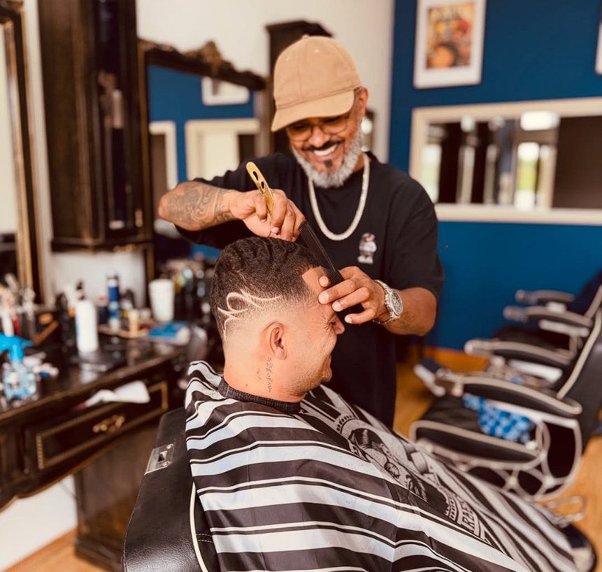 Jhony, barbeiro na Barbearia Renascer