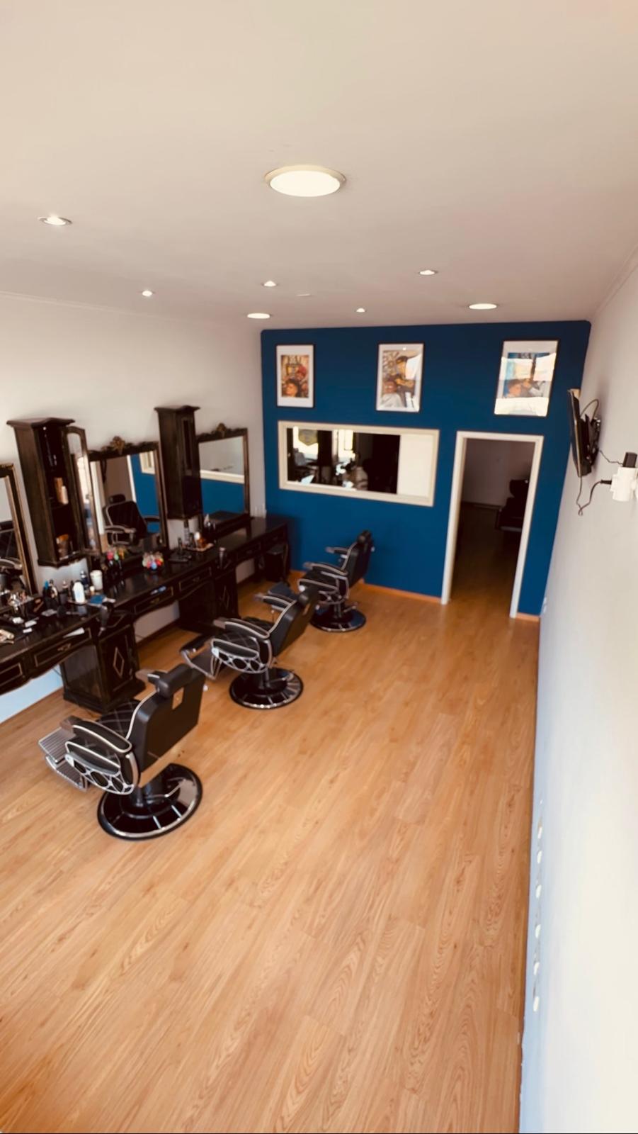 Sala principal da Barbearia Renascer